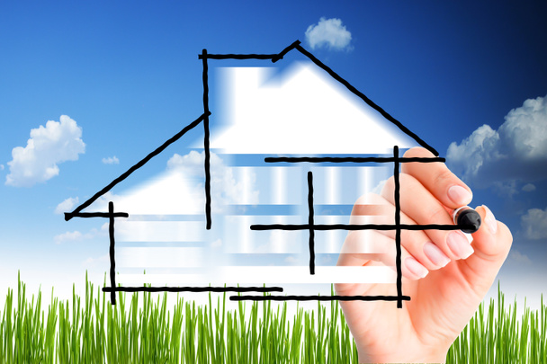 Conception de maison ou construire votre propre maison avec femme dessin à la main contre le ciel bleu
  - Photo, image