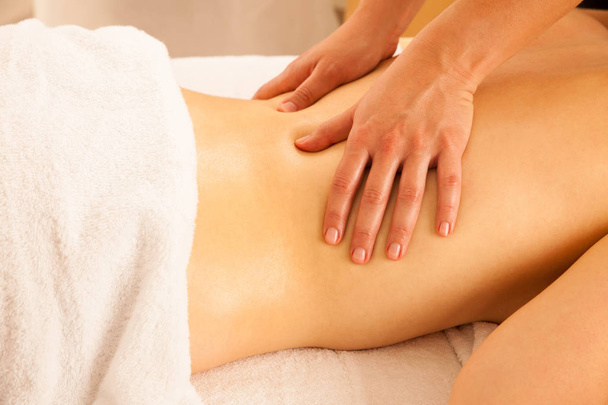 Körperpflege. Wellness-Körpermassage Behandlung. Frau mit massage im t - Foto, Bild