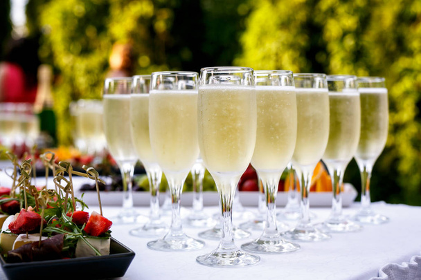 Бокалы для шампанского подаются на вечеринке
 - Фото, изображение