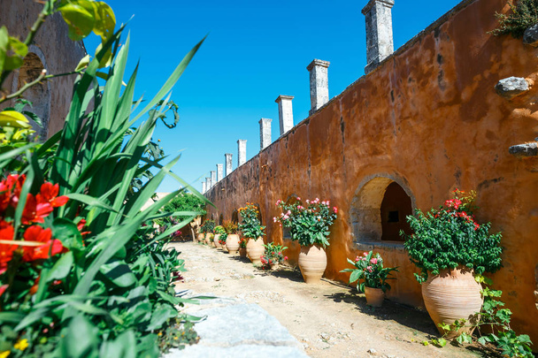 Il cortile del Monastero Arkadi sull'isola di Creta, Grecia
 - Foto, immagini