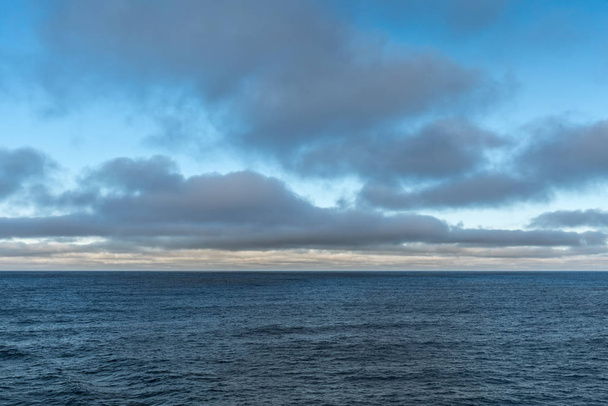 Nuvoloso sul Mar di Tasmania al mattino, Tasmania Australia
. - Foto, immagini