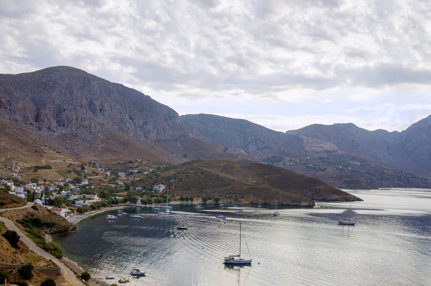 Hermoso paisaje junto al mar en el pueblo de Emporios, isla de Kalymnos, Dodecaneso, Grecia
 - Foto, imagen