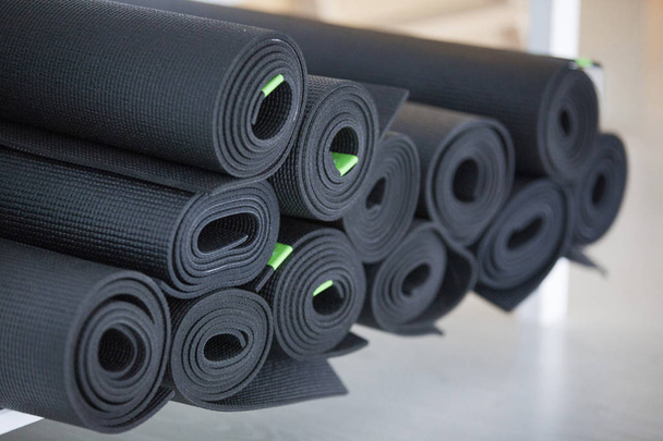 Чорні килимки для йоги в студії йоги
 - Фото, зображення
