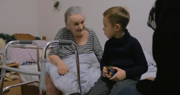 Lapsi tulossa tapaamaan isoisoäitiä
 - Materiaali, video