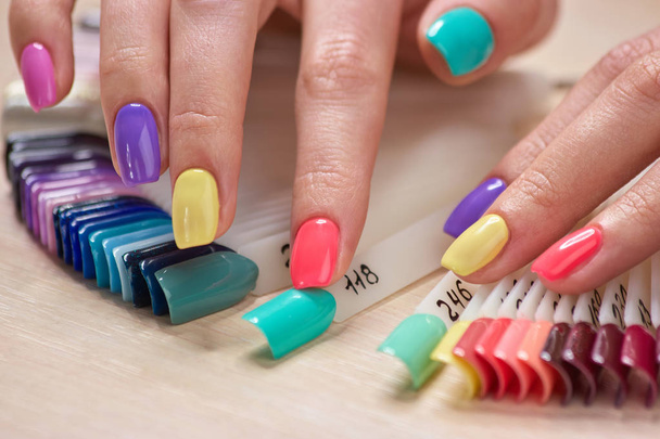 Manicure dita toccando campioni di unghie
. - Foto, immagini