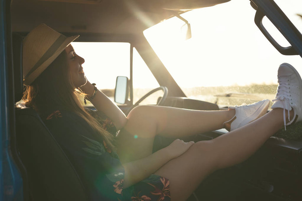 若い女性は、車で旅行をお楽しみください。 - 写真・画像