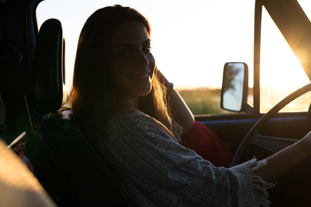 Junge Frau genießt Autofahrt - Foto, Bild