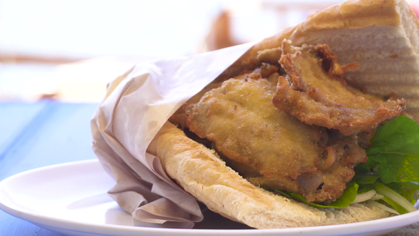 Стамбульский фаст-фуд, сэндвич с рыбным бургером
. - Кадры, видео