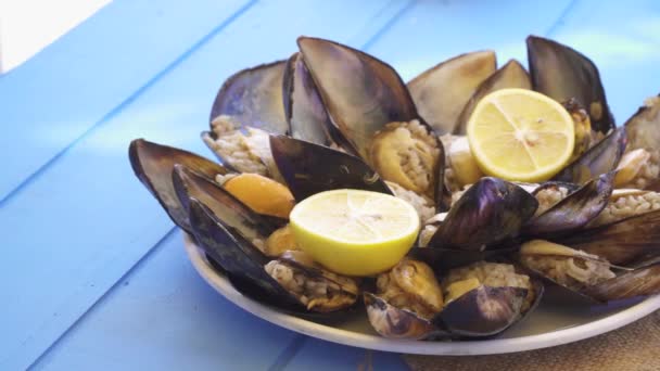 Deniz ürünleri yemek açık ve hazır midye restoranda mavi masada. - Video, Çekim