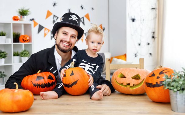 щасливий батько сім'ї і дитина син в костюмах для Хеллоуїна в
  - Фото, зображення