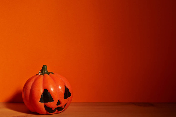 Halloween-Urlaubskürbis auf Holztisch - Foto, Bild
