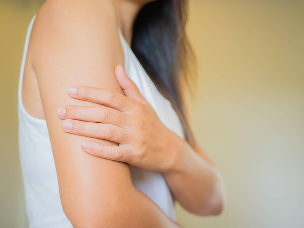 Nahaufnahme weiblicher Arm. Armschmerzen und Verletzungen. Gesundheitsversorgung und medizinisches Konzept. - Foto, Bild