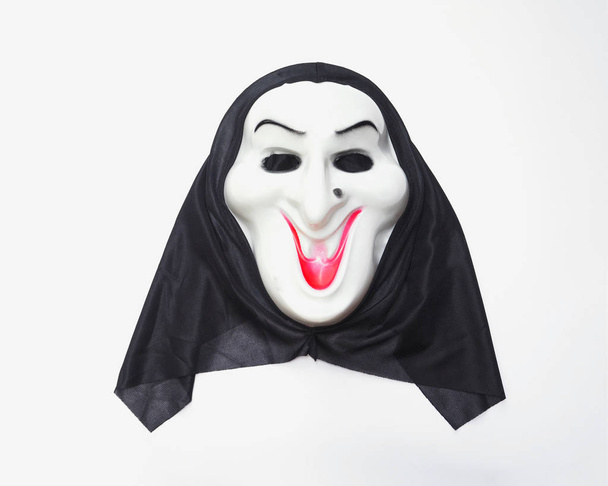 máscara de halloween con capucha de tela negra sobre fondo blanco
 - Foto, imagen