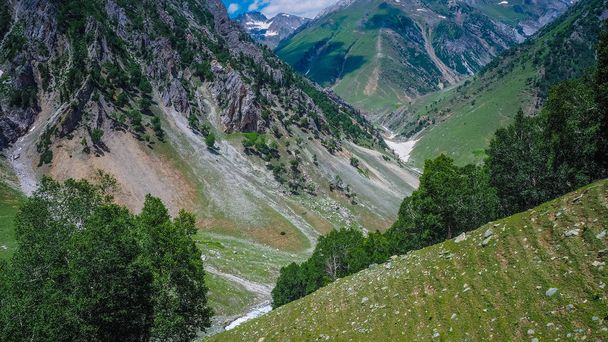 Beautiful mountain landscape of Sonamarg, Kashmir state, India - Foto, imagen