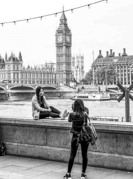 Tourists taking photos in front of Houses of Parliament and Westminster Bridge - a tourist attraction in London - LONDON - GREAT BRITAIN - SEPTEMBER 19, 2016 - Фото, изображение