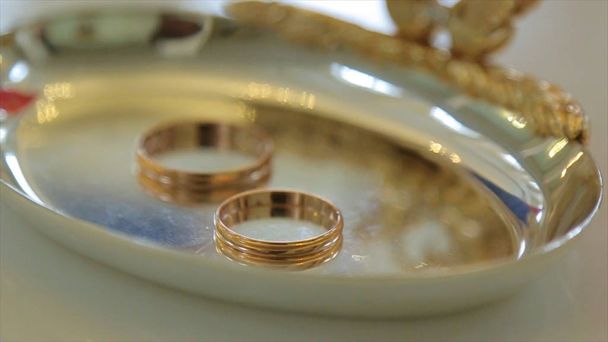 Обручальные кольца и роза. Ювелирные изделия и кольца
 - Фото, изображение