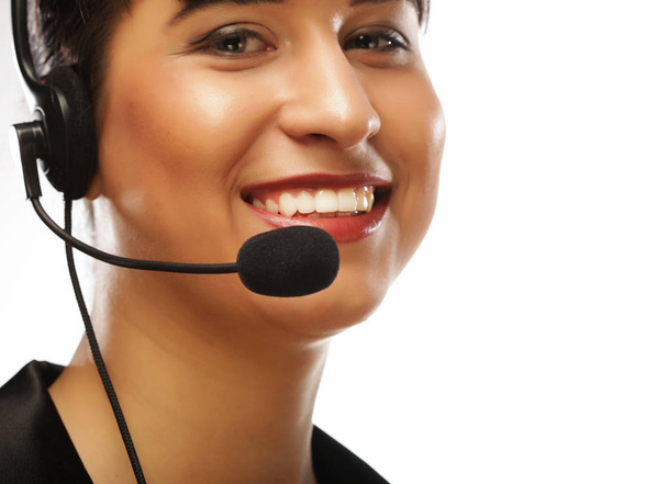 Portret van lachende klant ondersteuning van vrouwelijke telefoon werker, via w - Foto, afbeelding