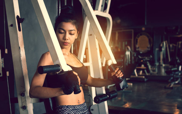 Ασιατικές γυναίκα σπορ άσκηση γυμναστήριο. - Φωτογραφία, εικόνα