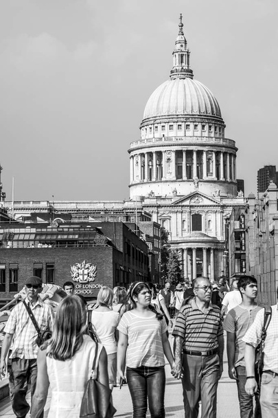 People walking over Millennium Bridge from St Pauls Cathredral - LONDON - GREAT BRITAIN - SEPTEMBER 19, 2016 - Фото, изображение