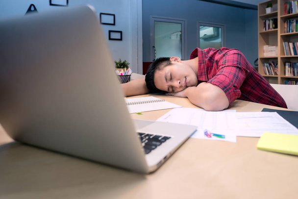 Fiatal üzleti vállalkozó alvás után a munkahelyi stressz, hogy megtudja, új üzleti ötletek - Fotó, kép