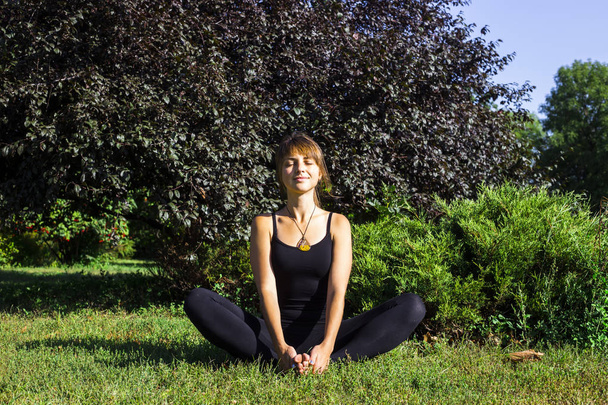 yoga nel parco sotto il cielo aperto. caucasico giovane ragazza con i capelli biondi
 - Foto, immagini