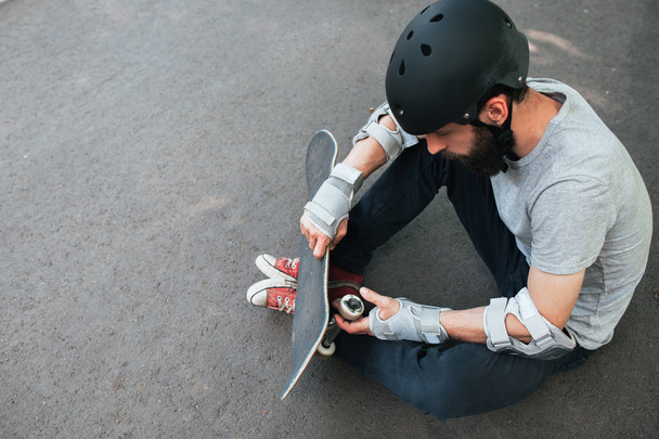 Professional skater checks his skateboard - Valokuva, kuva