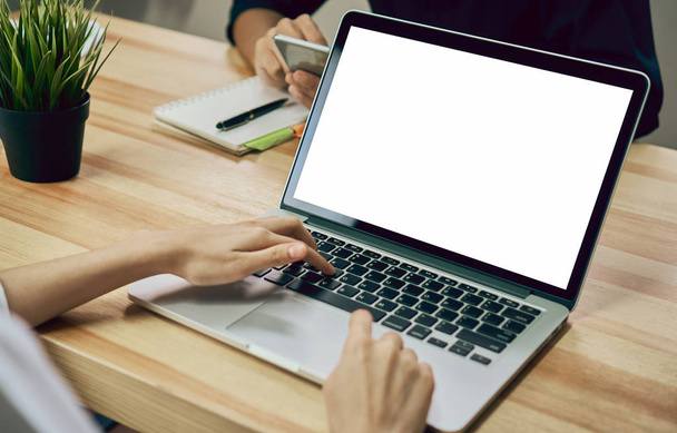 Vrouwen met behulp van een laptop op wit scherm. Neem uw scherm te zetten op de reclame. - Foto, afbeelding