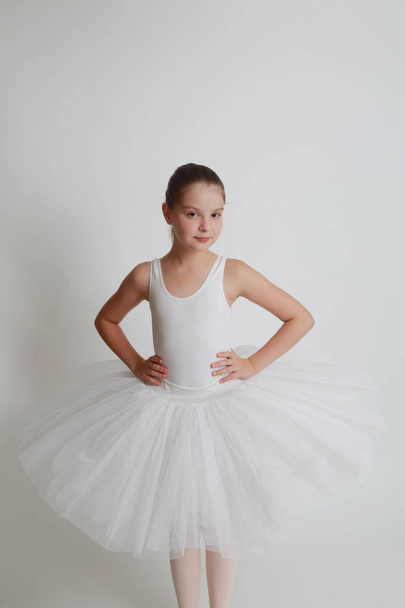 Studio image of little ballerina - Foto, afbeelding