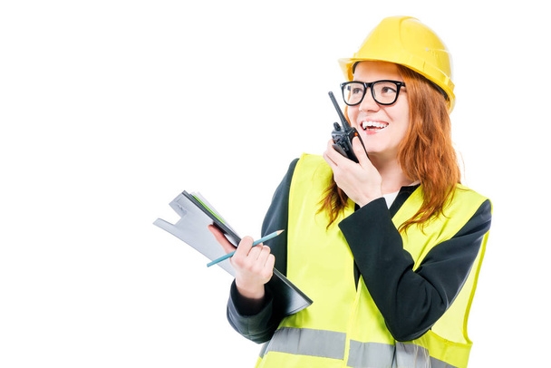 De professionele foreman meisje met walkie-talkie op witte achtergrond - Foto, afbeelding