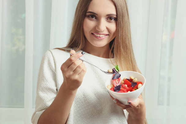  Chica con ensalada de verduras
 - Foto, Imagen