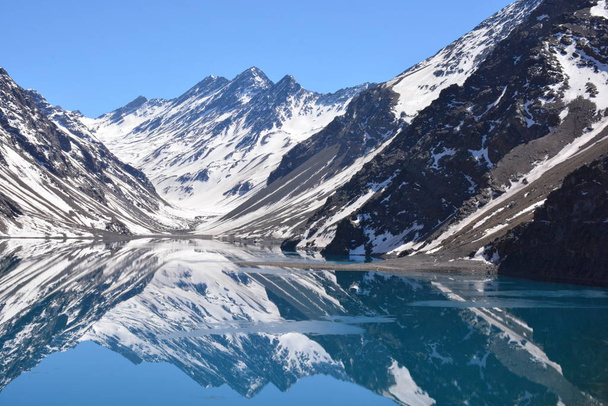 山雪とサンティアゴ、チリのラグーンの風景 - 写真・画像