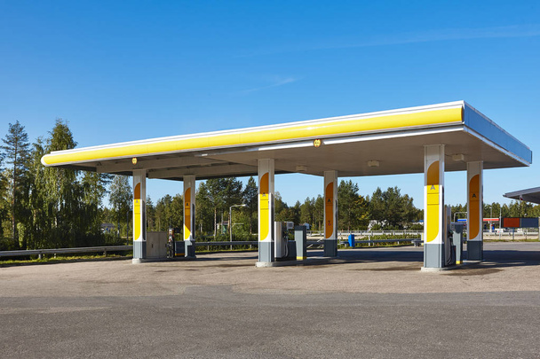 空のガソリン スタンド。エネルギー、石油業界の背景。誰も - 写真・画像