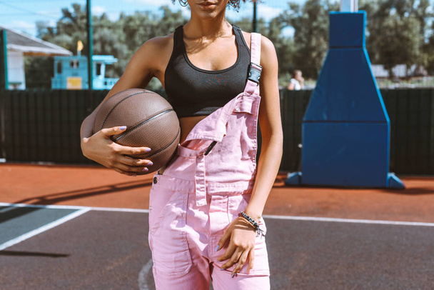 Afrikalı-Amerikalı kadın holding basketbol - Fotoğraf, Görsel