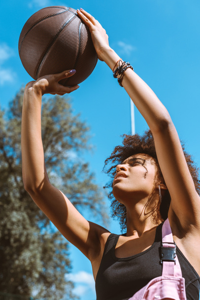 african-american woman throwing basketball - Fotoğraf, Görsel