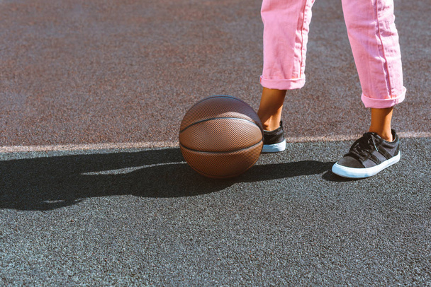 basketball ball on sports court - Foto, afbeelding
