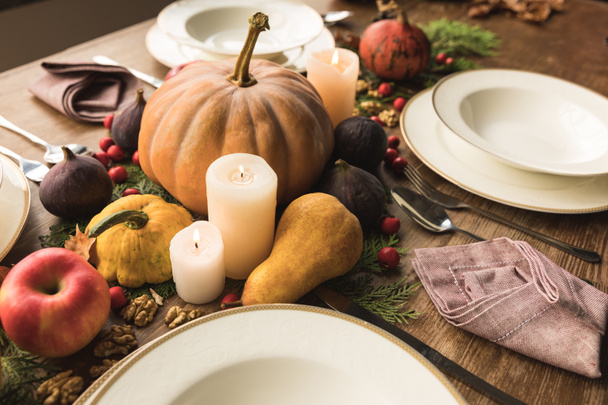 mesa servida com decoração de outono
 - Foto, Imagem
