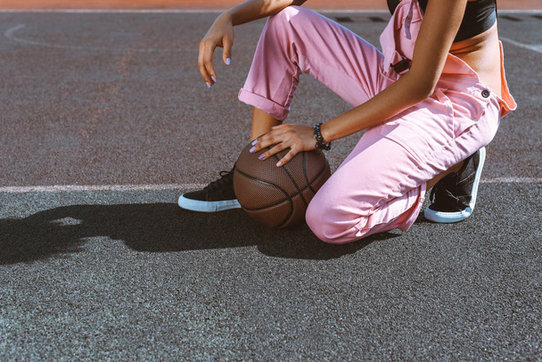 woman with basketball ball - Foto, afbeelding