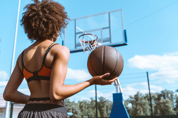 donna afro-americana che tiene il basket
 - Foto, immagini