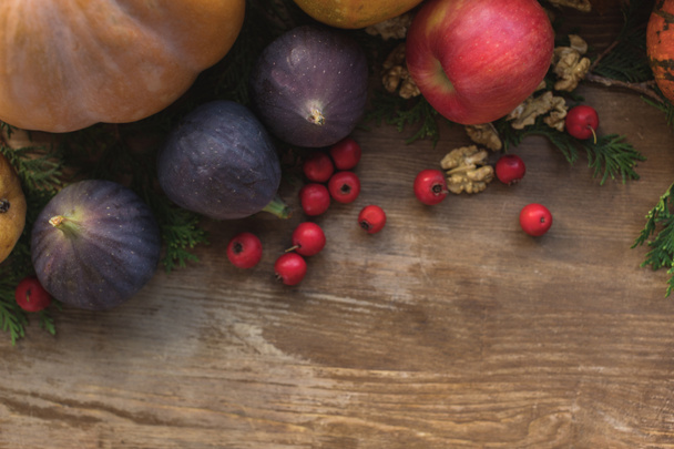 pompoenen en vruchten op tafel - Foto, afbeelding