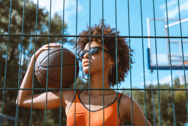 african-american woman holding basketball - Фото, зображення