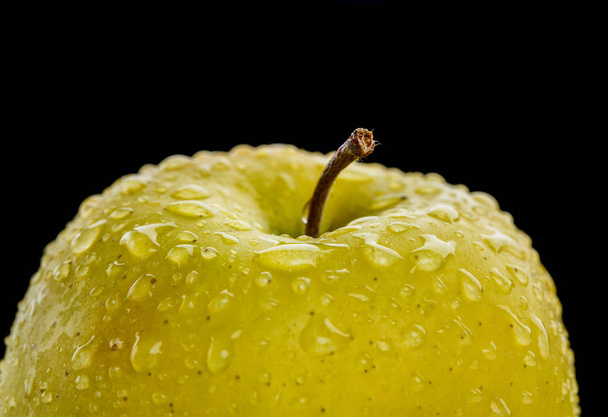 Macro de manzana amarilla cubierto con gotas de agua
 - Foto, Imagen