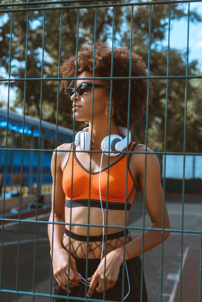 Afrikanisch-amerikanische Frau mit Kopfhörern  - Foto, Bild
