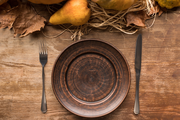 mesa servida y hojas de otoño
  - Foto, Imagen