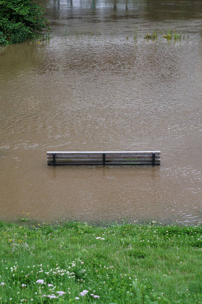 υψηλή περιεκτικότητα σε νερό river πλημμύρας με πλημμυρισμένα παγκάκι - Φωτογραφία, εικόνα