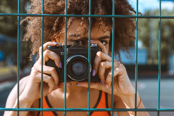 mujer deportiva tomando fotos con la cámara
 - Foto, Imagen