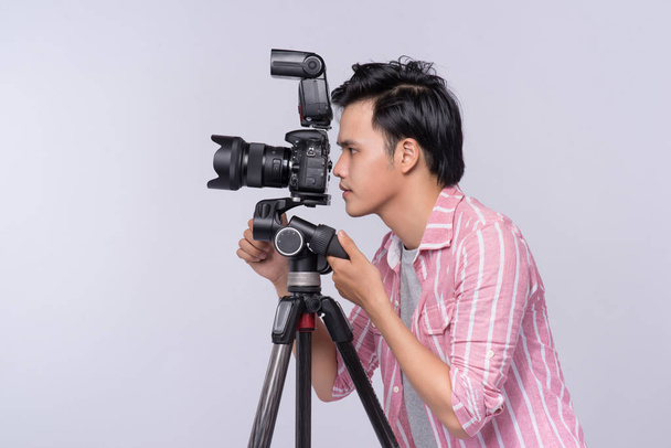 Fotógrafo sosteniendo cámara digital
 - Foto, Imagen