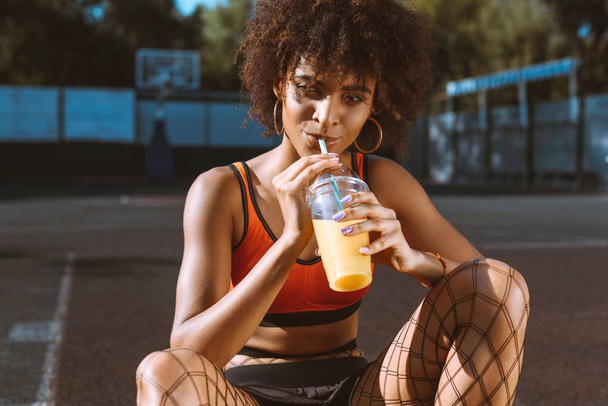 african-american woman drinking juice - Foto, afbeelding