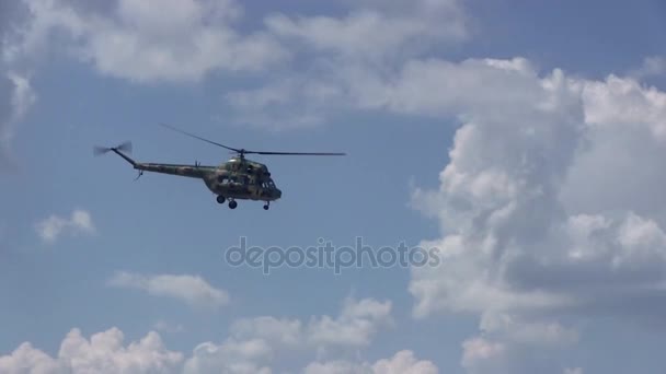L'hélicoptère militaire vole sur le ciel bleu
 - Séquence, vidéo