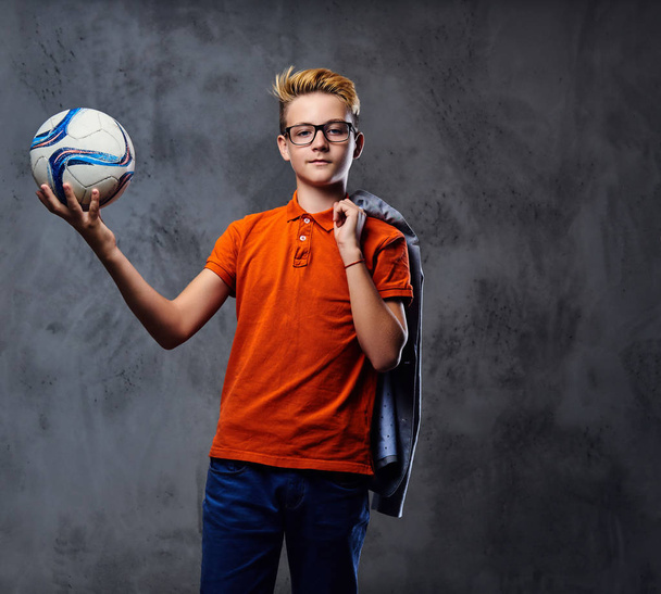 Een jongen speelt met een voetbal  - Foto, afbeelding