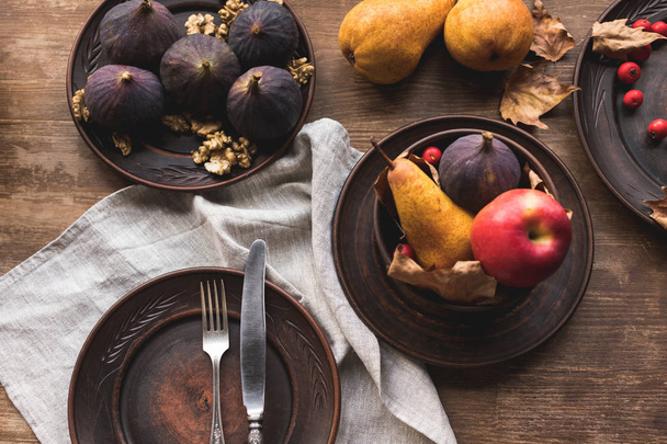 ripe autumn fruits on table - Foto, imagen